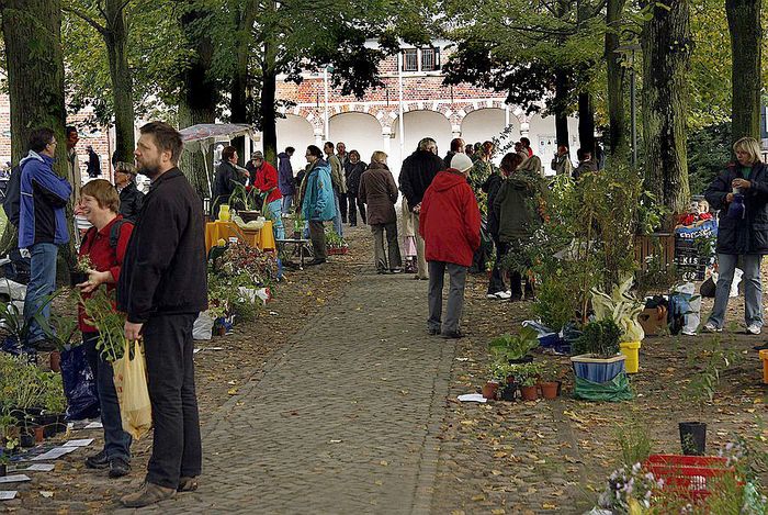 BUND-Pflanzenmarkt vor dem Reinbeker Schloss